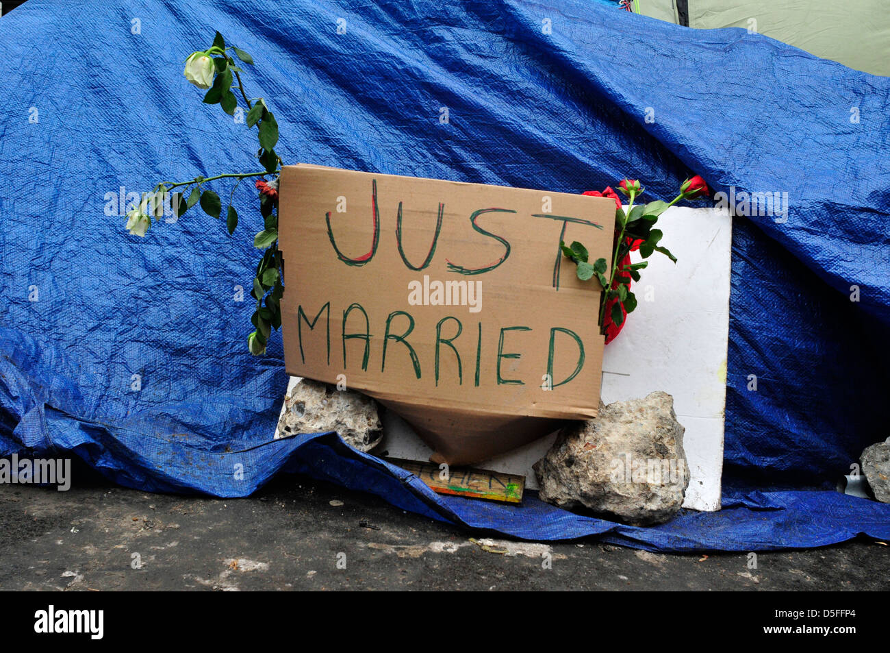 Ein Zelt mit einem Schild "just married", St. Pauls Cathedral, London, UK Stockfoto