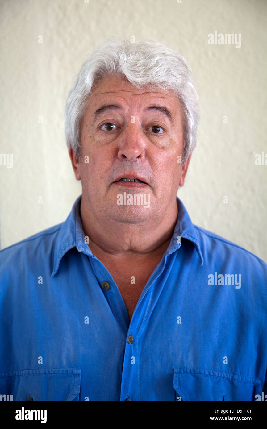 Mann mit Silber Haar mit weit aufgerissenen Augen Ausdruck Stockfoto