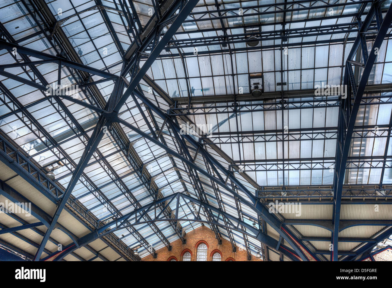 Komplizierte Gusseisen glasierte viktorianischen Engineering und Detail des Daches an der Liverpool Street Station mit Halle unter Stockfoto