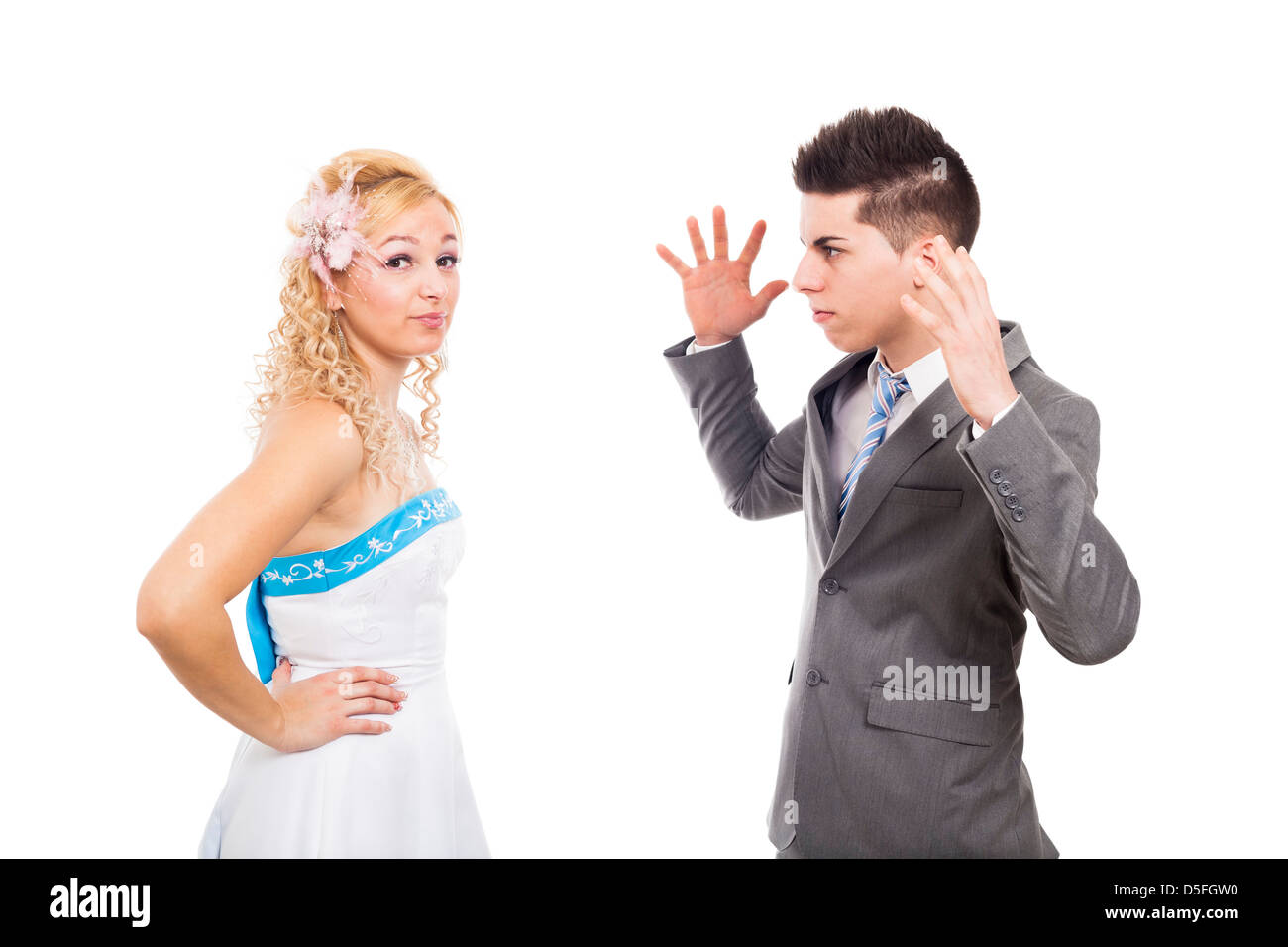 Unglücklich das Brautpaar böse streiten, isoliert auf weißem Hintergrund Stockfoto