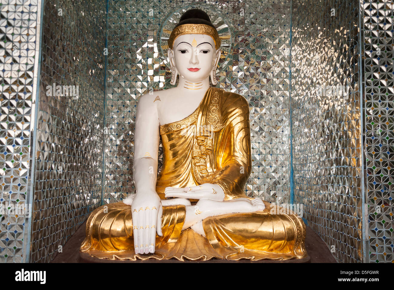 Eine Buddha-Statue an der Shwedagon-Pagode, Yangon (Rangoon), Myanmar (Burma) Stockfoto