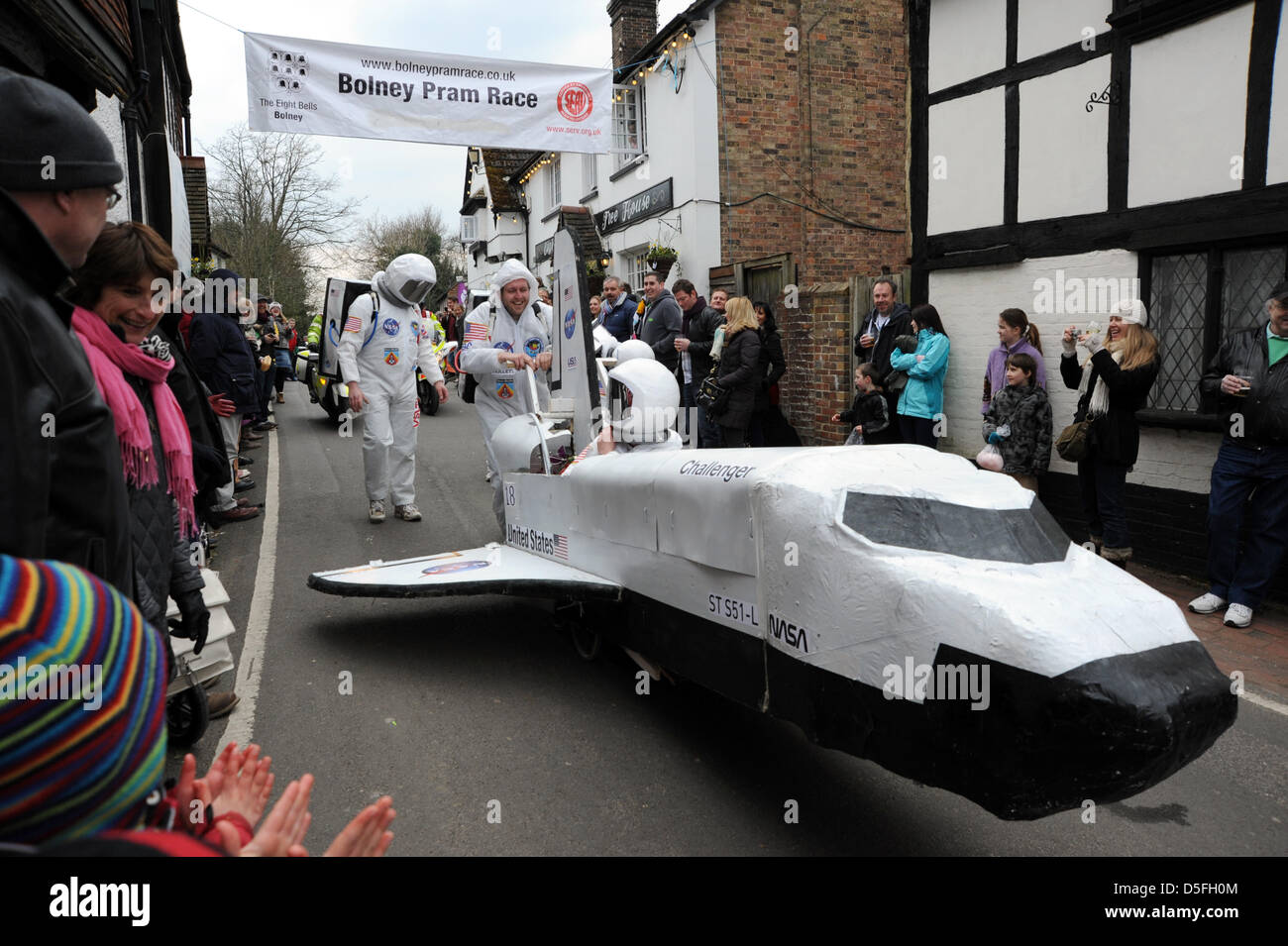 Brighton, Sussex UK teilnehmen 1. April 2013 - Konkurrenten gekleidet wie eine Raum-Crew mit Challenger Rakete im jährlichen Bolney Kinderwagen Rennen in Sussex heute. Die traditionelle Ostern Bank Holiday Montag Ereignis Tausende von Pfund für lokale Wohltätigkeitsorganisationen auslöst Stockfoto