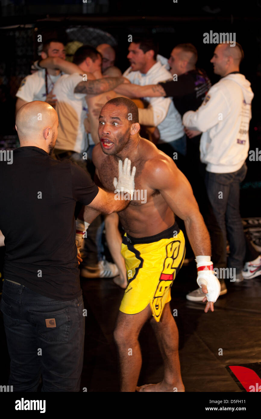 IMPERA MMA Fighting Championship 2013 Rom, das Spiel von Marco Santi gegen Fabricio Nascimento Stockfoto