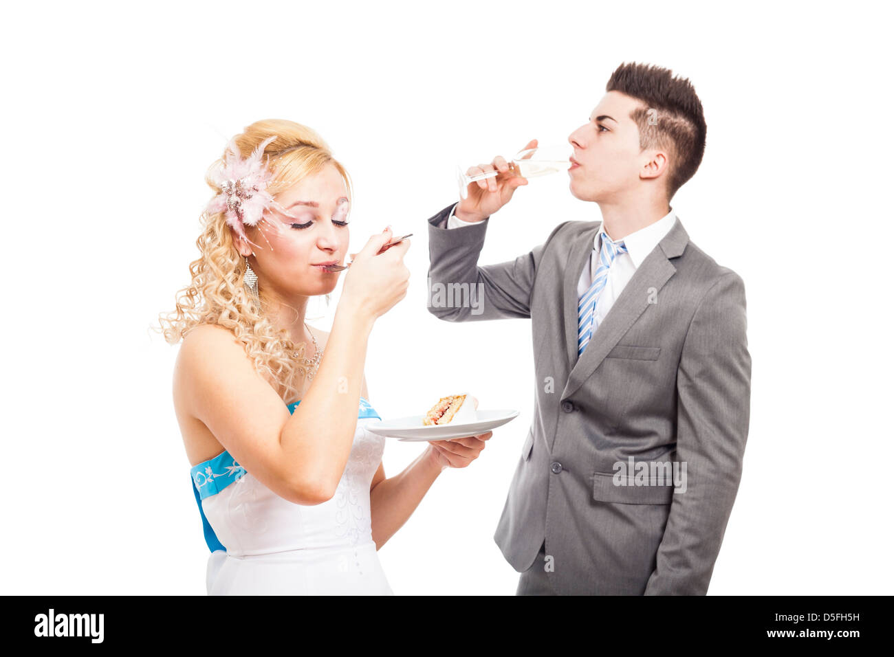Hochzeitspaar, essen Kuchen und trinken Wein, isoliert auf weißem Hintergrund Stockfoto