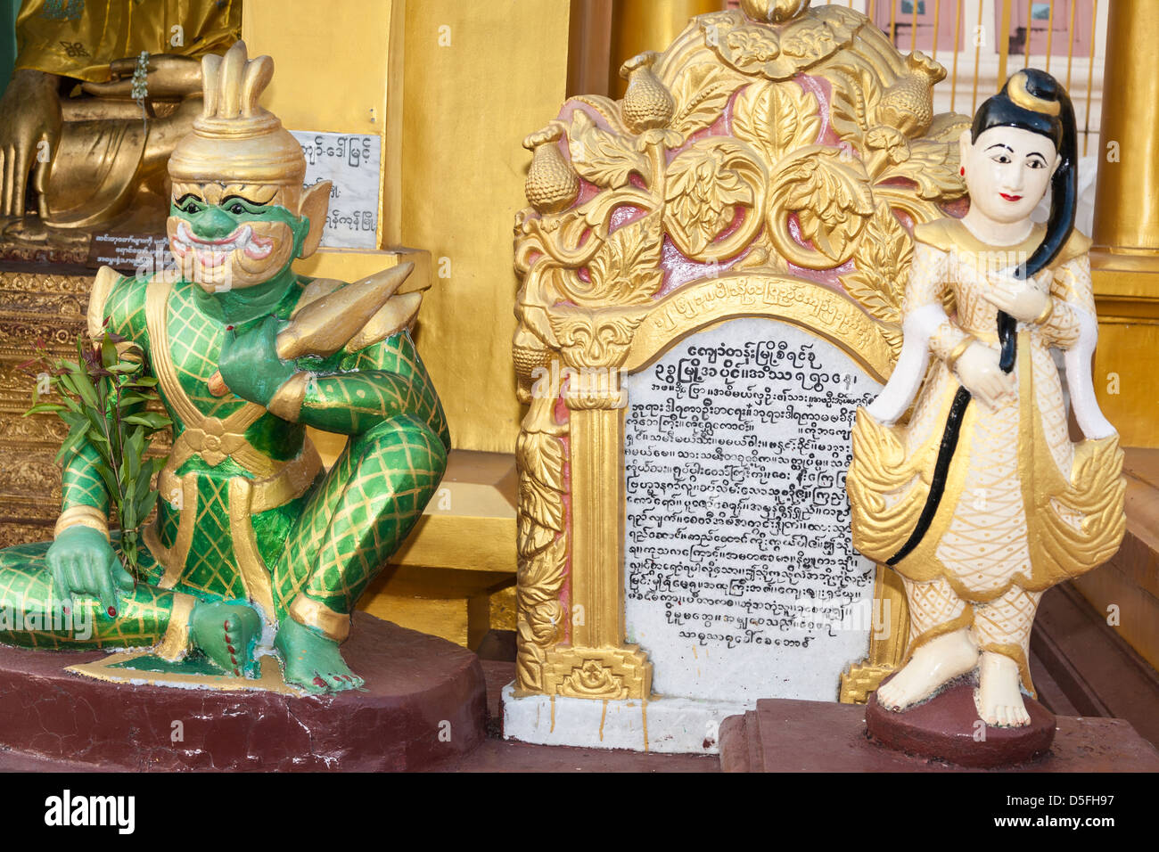 Mythologische Dämon Statue an der Shwedagon-Pagode, Yangon (Rangoon), Myanmar (Burma) Stockfoto
