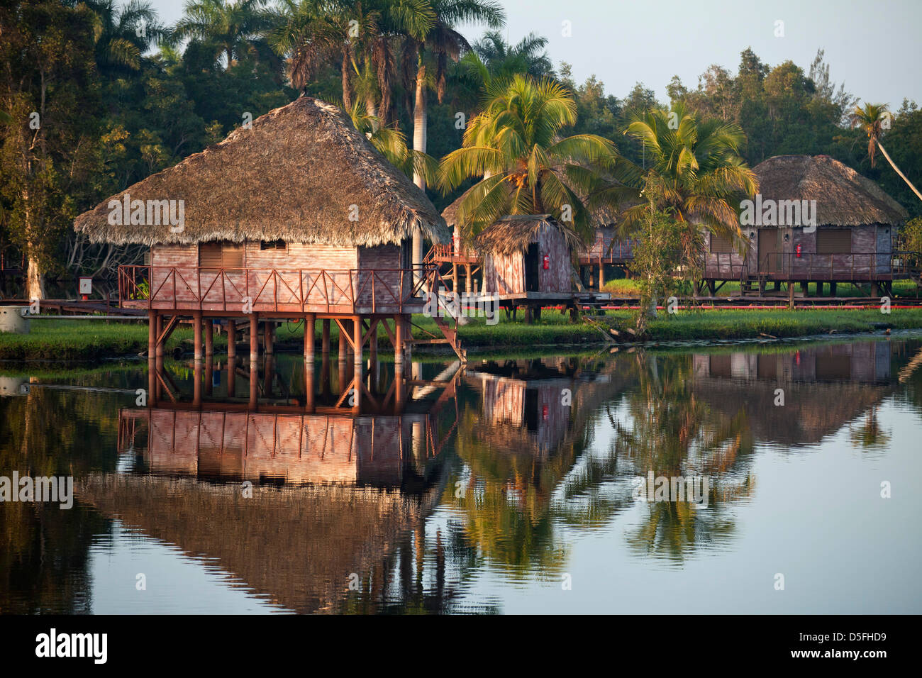 Morgen-Stimmung bei Villa Guama, kleine Hotel ähnelt einem indischen Dorf auf Stelzen im Wasser in der Nähe von Boca de Guama entworfene Stockfoto