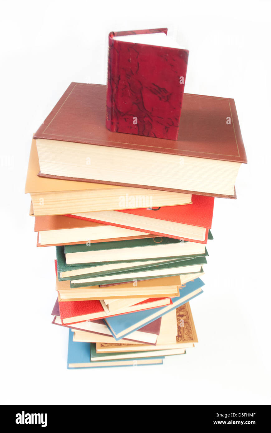 Stapel Bücher mit einem Buch zu öffnen, auf weißem Hintergrund Stockfoto