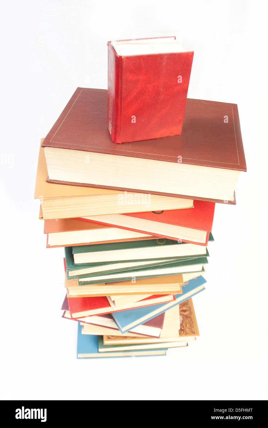 Stapel Bücher mit einem Buch zu öffnen, auf weißem Hintergrund Stockfoto