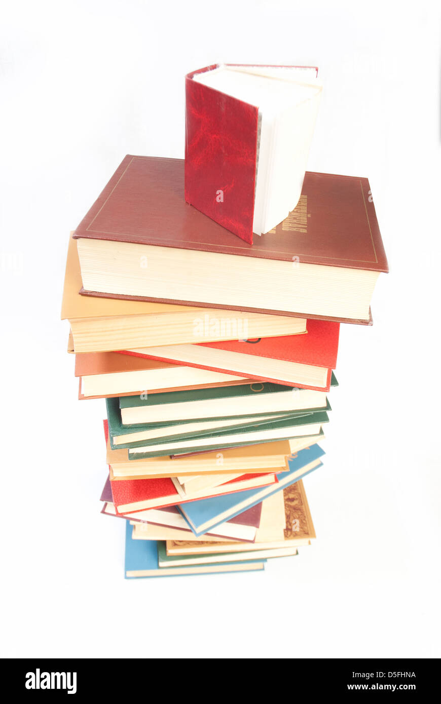Stapel Bücher mit einem Buch zu öffnen, auf weißem Hintergrund Stockfoto