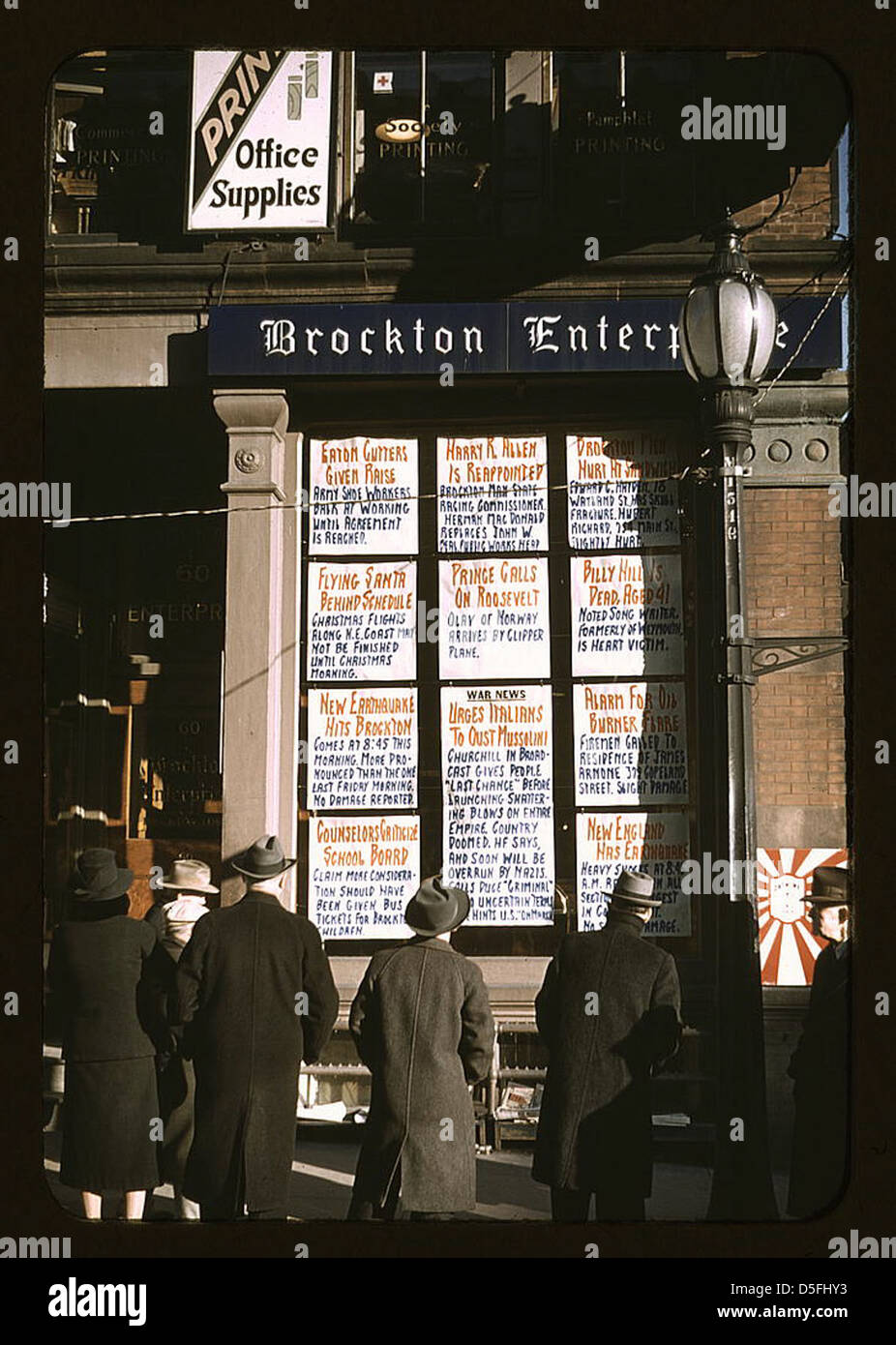 Männer und eine Frau lesen Schlagzeilen in Straßenecke Fenster Brockton Enterprise Zeitungsbüro am Heiligabend, Brockton, Mass. (LOC) Stockfoto