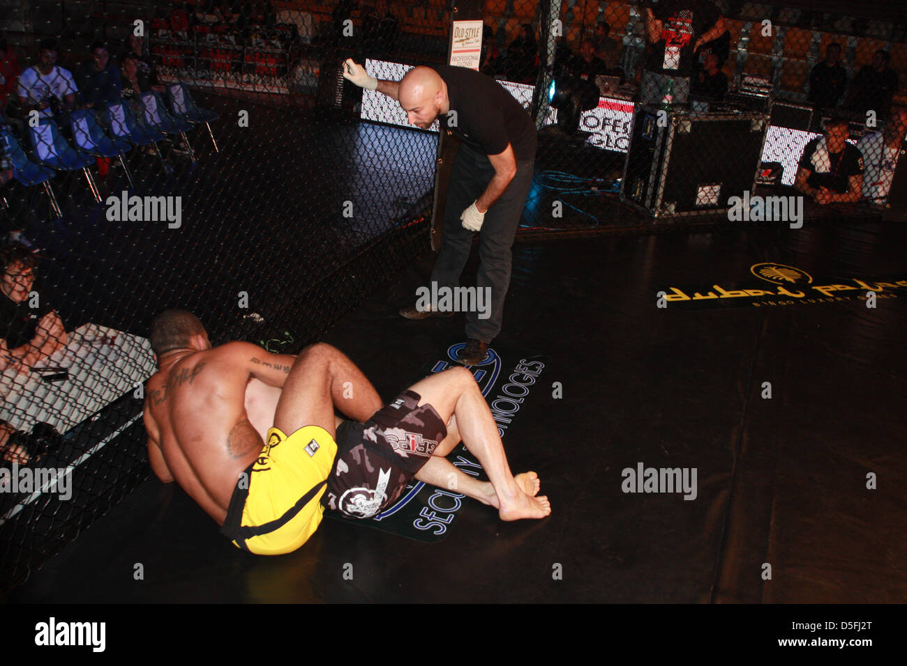 IMPERA MMA Fighting Championship 2013 Rom, das Spiel von Marco Santi gegen Fabricio Nascimento Stockfoto