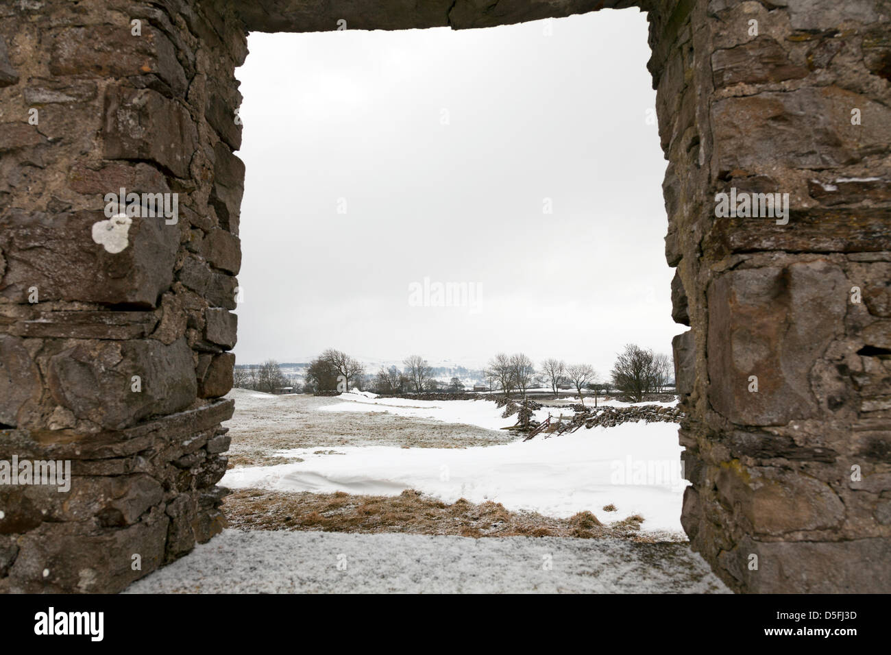 Yorkshire, Vereinigtes Königreich. 1. April 2013. Schnee noch dominieren die Landschaft der Yorkshire Dales. Straßen sind stellenweise wegen Schnee geschoben bis zu einer Seite, die jetzt zu brechen und fallen in die Straße Kredit immer noch kaum der Rede Wert: Paul Thompson/Alamy Live News Stockfoto