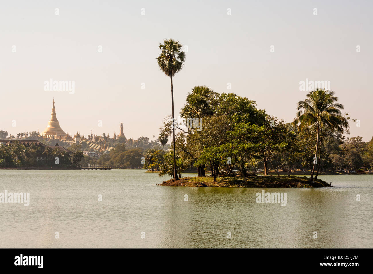 Shwedagon-Pagode und Kandawgyi See in Yangon (Rangoon), Myanmar (Burma) Stockfoto