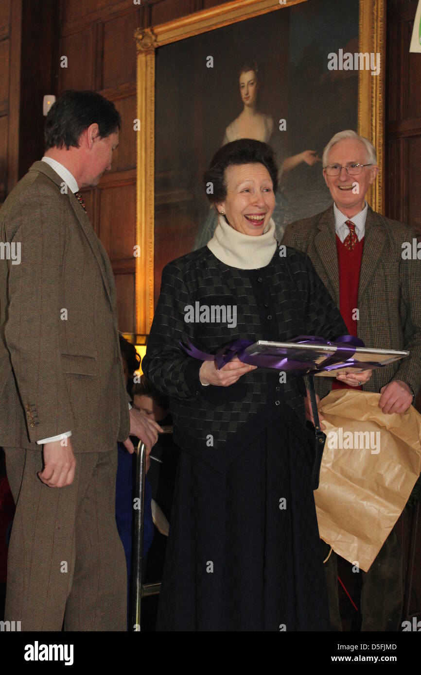Avening, in der Nähe von Cirencester, Gloucestershire, UK. 31. März 2013.  Die Princess Royal Geschenke Ruhestandgeschenk an die Rev Celia Carter MBE, Avening Court, Avening, in der Nähe von Cirencester. Rev Celia Priester bei Avening seit 1984, und gehörte zu den ersten Frauen in England zu Pristed - MBE durch die Princess Royal erhielt sie im Jahr 2012. Die Princess Royal wird begleitet von ihrem Ehemann Sir Timothy Laurence. Die Prinzessin war sehr entspannt, und nach der Teilnahme an dem Dienst, nahm sich Zeit zu mischen und plaudern mit den Dorfbewohnern Credit: Antony Slater / Alamy Live News Stockfoto