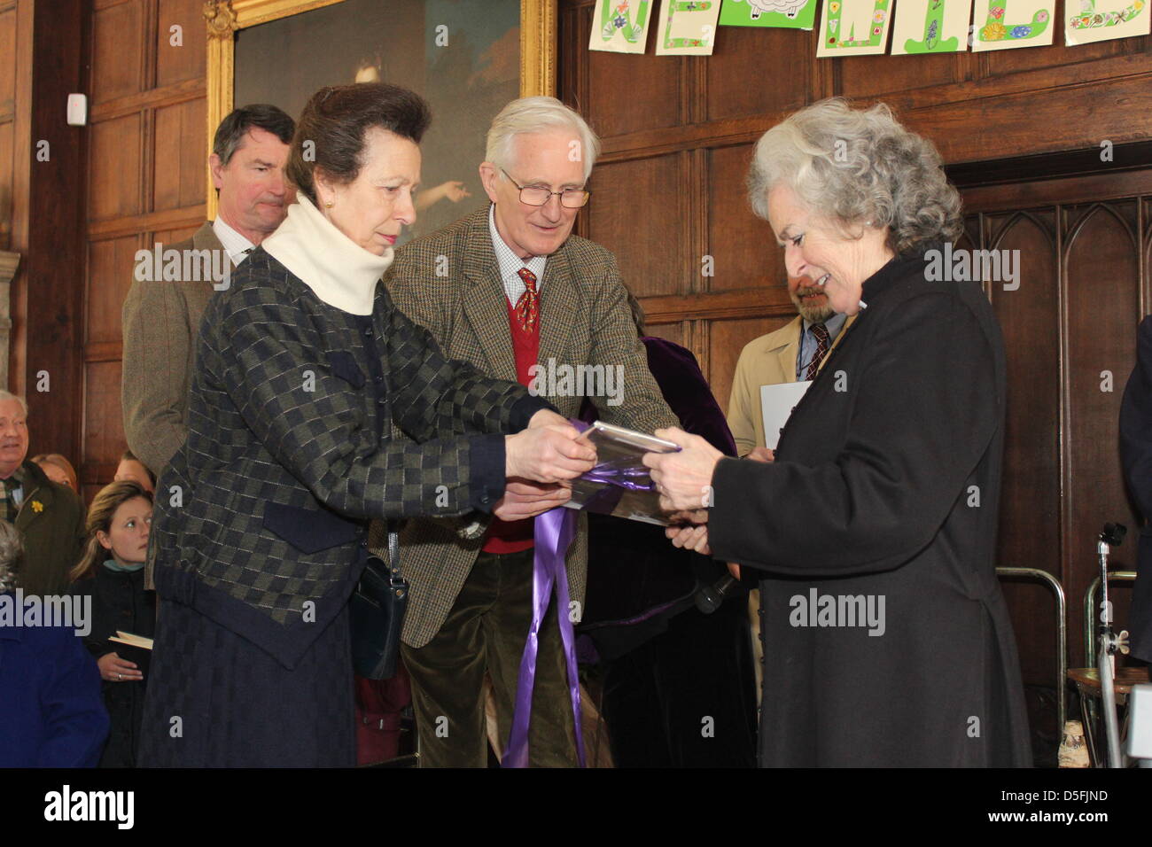 Avening, in der Nähe von Cirencester, Gloucestershire, UK. 31. März 2013.  Die Princess Royal Geschenke Ruhestandgeschenk an die Rev Celia Carter MBE, Avening Court, Avening, in der Nähe von Cirencester. Rev Celia Priester bei Avening seit 1984, und gehörte zu den ersten Frauen in England zu Pristed - MBE durch die Princess Royal erhielt sie im Jahr 2012. Die Princess Royal wird begleitet von ihrem Ehemann Sir Timothy Laurence. Die Prinzessin war sehr entspannt, und nach der Teilnahme an dem Dienst, nahm sich Zeit zu mischen und plaudern mit den Dorfbewohnern Credit: Antony Slater / Alamy Live News Stockfoto