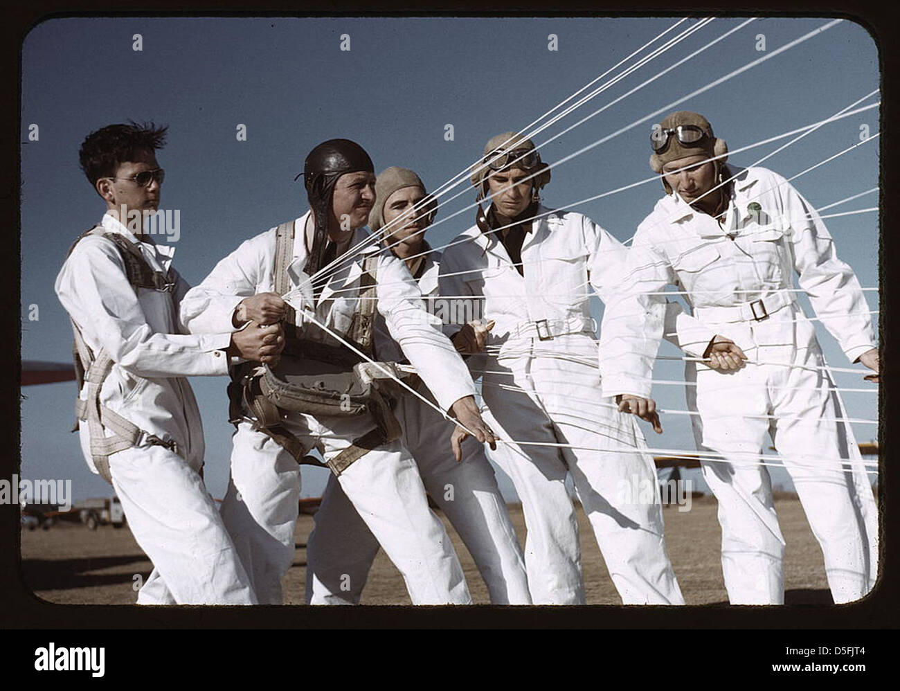 Lehrer erklären den Betrieb eines Fallschirms, Flugschüler, Meacham Field, Fort Worth, Texas (LOC) Stockfoto