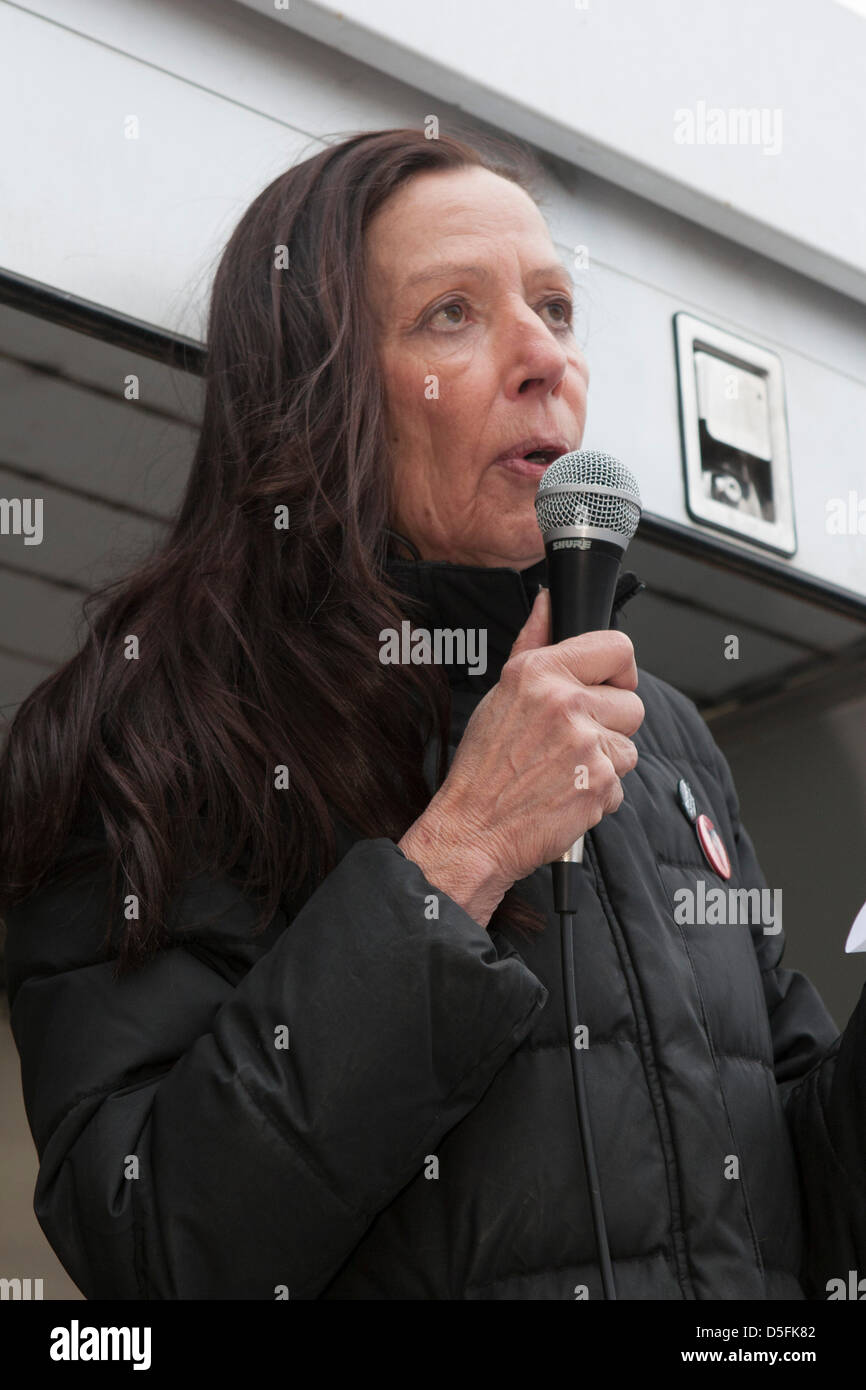 Aldermaston, UK. 1. April 2013.  Mode-Designerin Katharine Hamnett, liefert eine Adresse bei Kampagne für Nuclear Disarmament (CND) Protest gegen die atomare Waffen Einrichtung (AWE) Website in Aldermaston, Berkshire. CND gegen Großbritanniens Trident Atomwaffen System markieren wollen und plant, es zu ersetzen. Bildnachweis: Martyn Wheatley/Alamy Live-Nachrichten Stockfoto