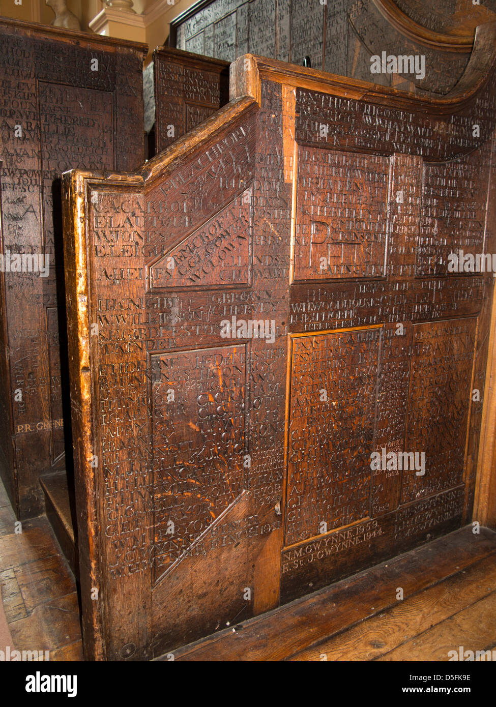 England, Berkshire, Eton College, Oberstufe, Namen geschnitzt in erhöhten hölzernen Lehrer dias Stockfoto