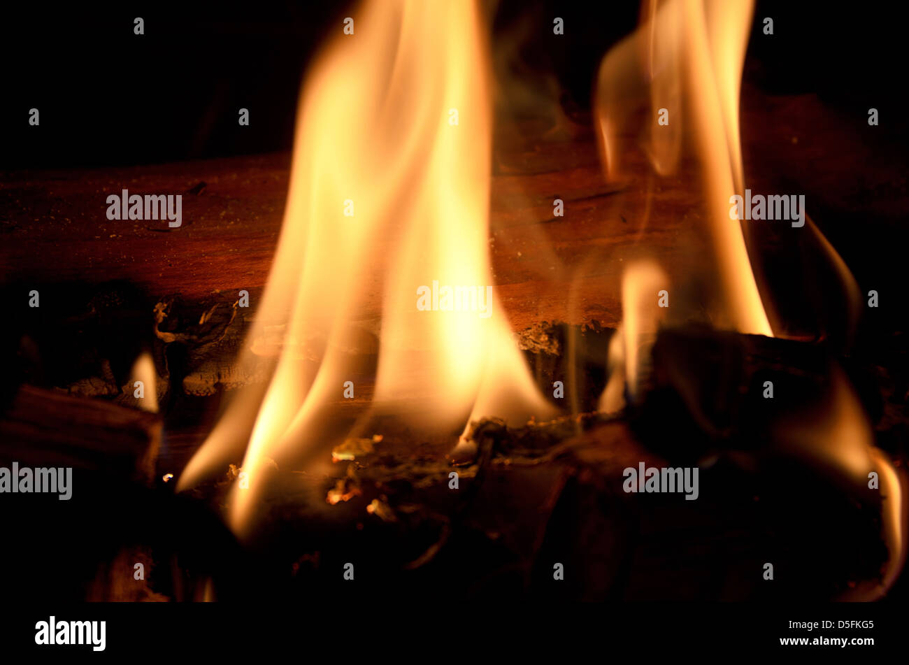 Holzofen mit Flammen Stockfoto