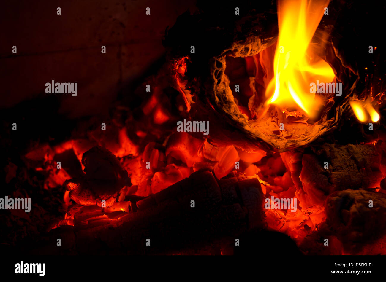 Flammen brennen Papier auf Glut Stockfoto