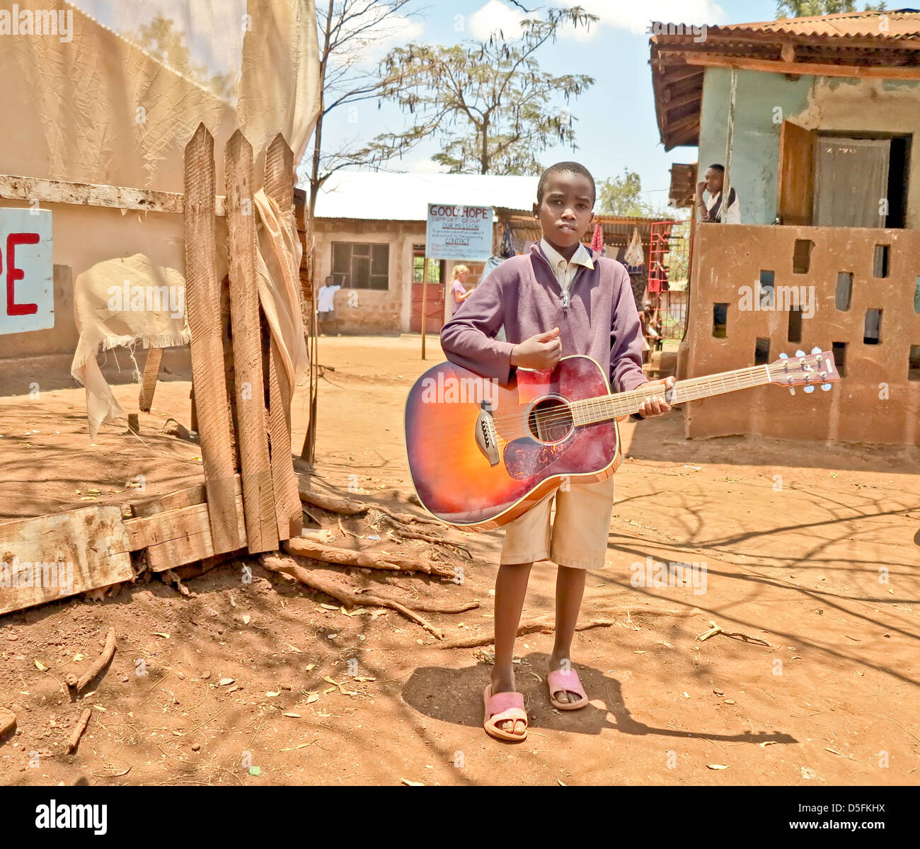 Afrika-Teenager spielt Gitarre in der Schule; Glückliche Kinder Waisen; in der Schule und in der Freizeit außerhalb in Moshi; Tansania; Ost-Afrika Stockfoto