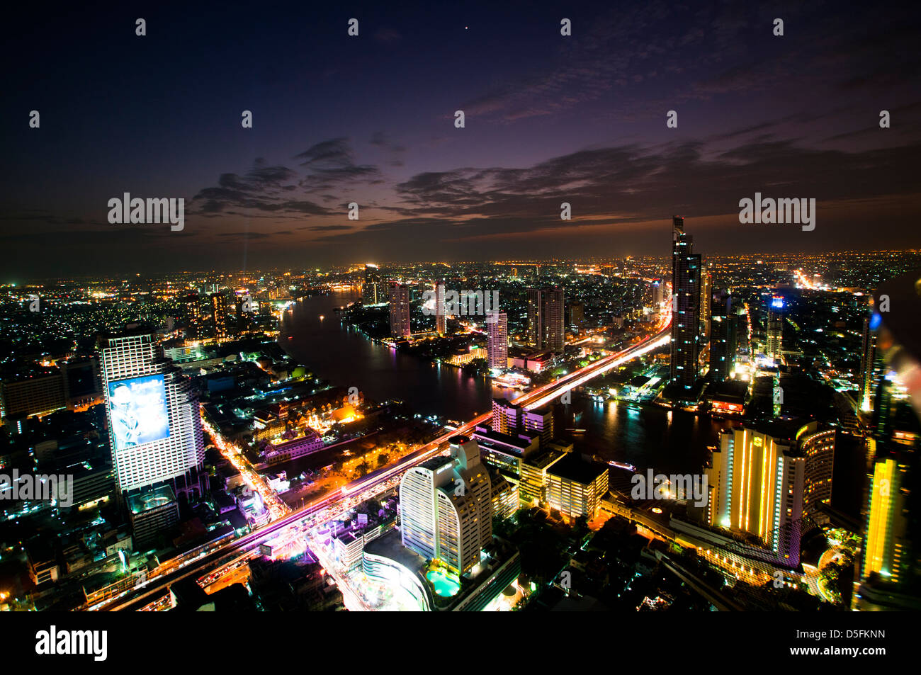 Nacht-Blick über Bangkok von Sirocco Bar, State Tower Stockfoto