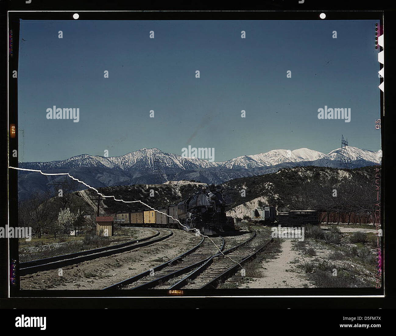 Ein Ostbahnhof Union Pacific Eisenbahn Güterzug wartet in einem Gleis, Alray, Kalifornien. Kommen durch Cajon Pass. Die Santa Fe-Gleise werden von der Union Pacific bis nach Daggett, Kalifornien, genutzt. Santa Fe R.R. Trip (LOC) Stockfoto