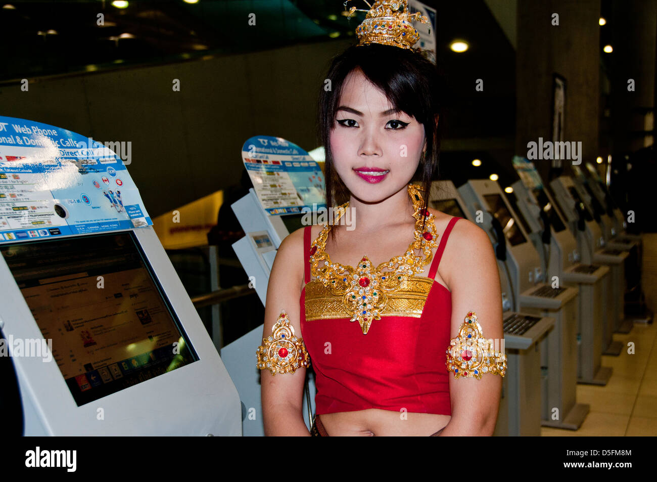 Ziemlich Thaigirl im Flughafen Stockfoto