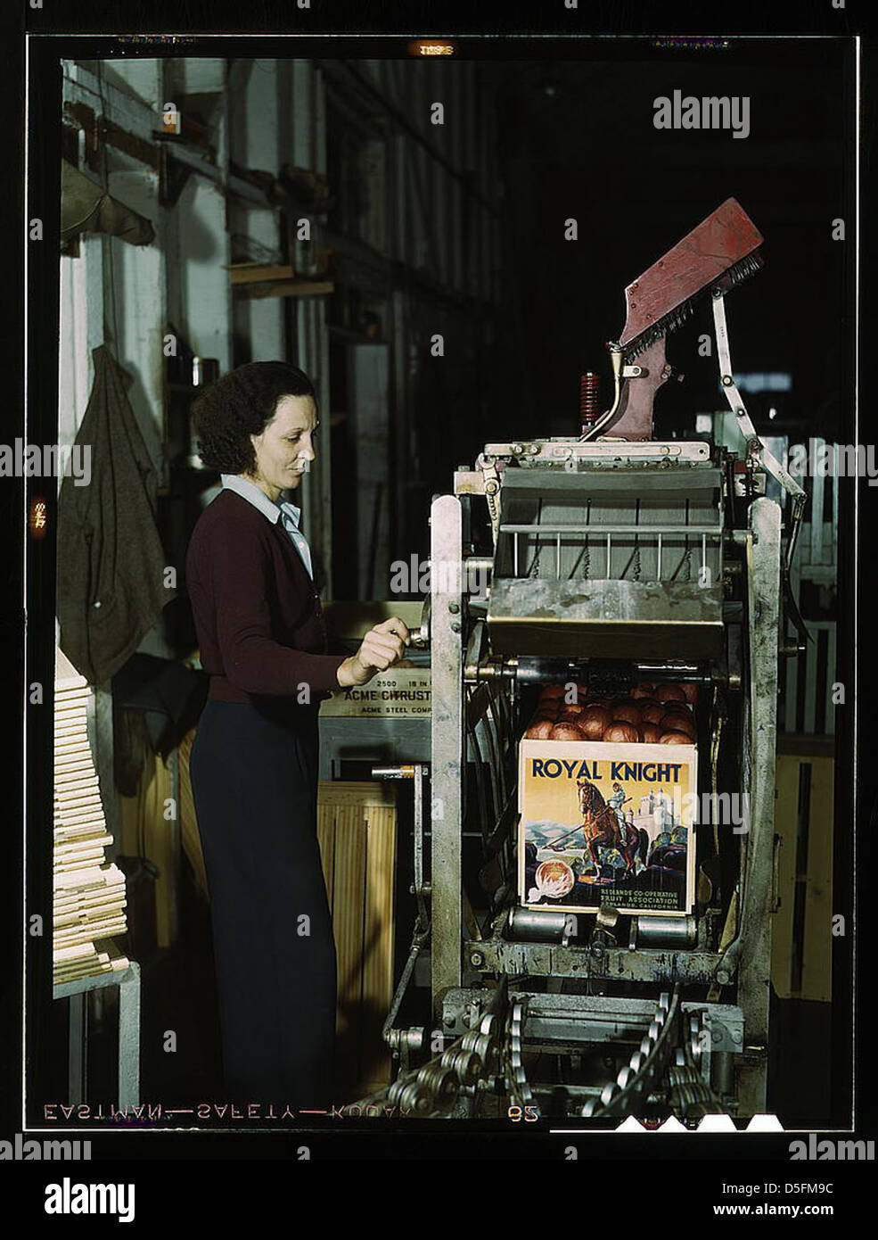 Betrieb einer Maschine für Kisten an eine Co-op-orange Fleischkombinat Tops anziehen, Redlands, Kalifornien Santa Fe R.R Reise (LOC) Stockfoto