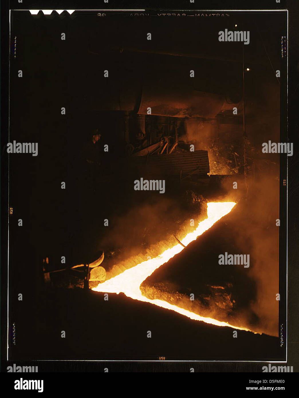 Schlackenablauf von einem der offenen Feueröfen eines Stahlwerks, Republic Steel Corp., Youngstown, Ohio. Schlacke wird aus dem Ofen gezogen, kurz bevor der geschmolzene Stahl in Schöpfkellen zum Ingoten (LOC) gegossen wird Stockfoto
