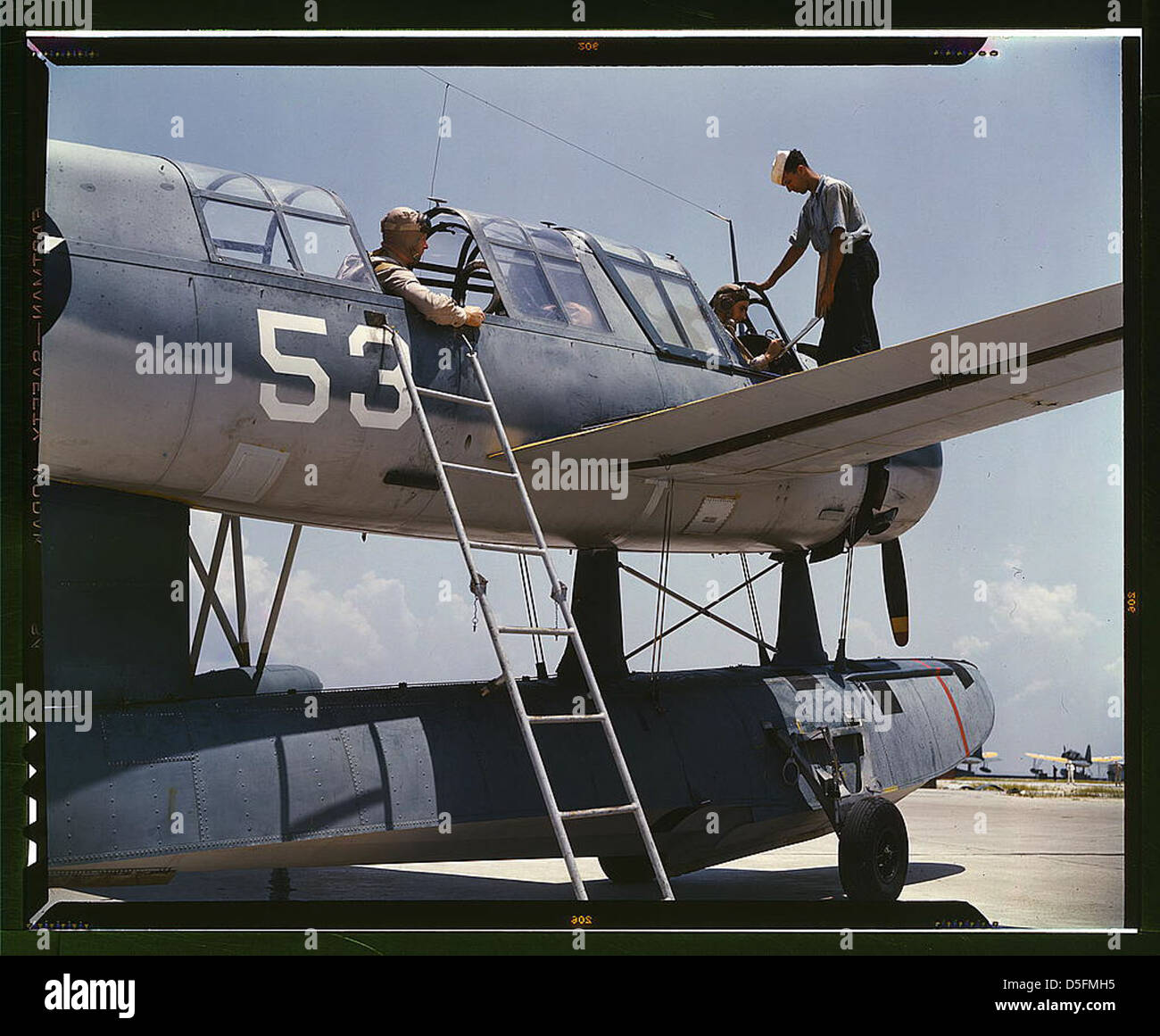 Im August 1942 absolvieren Luftfahrtschuler eine Ausbildung auf der Naval Air Base in Corpus Christi, Texas. Die Kadetten lernen, Militärflugzeuge zu bedienen, darunter die Vought OS2U Kingfisher, ein Floatflugzeug, das im Zweiten Weltkrieg für Aufklärungs- und Kampfeinsätze eingesetzt wurde. Stockfoto