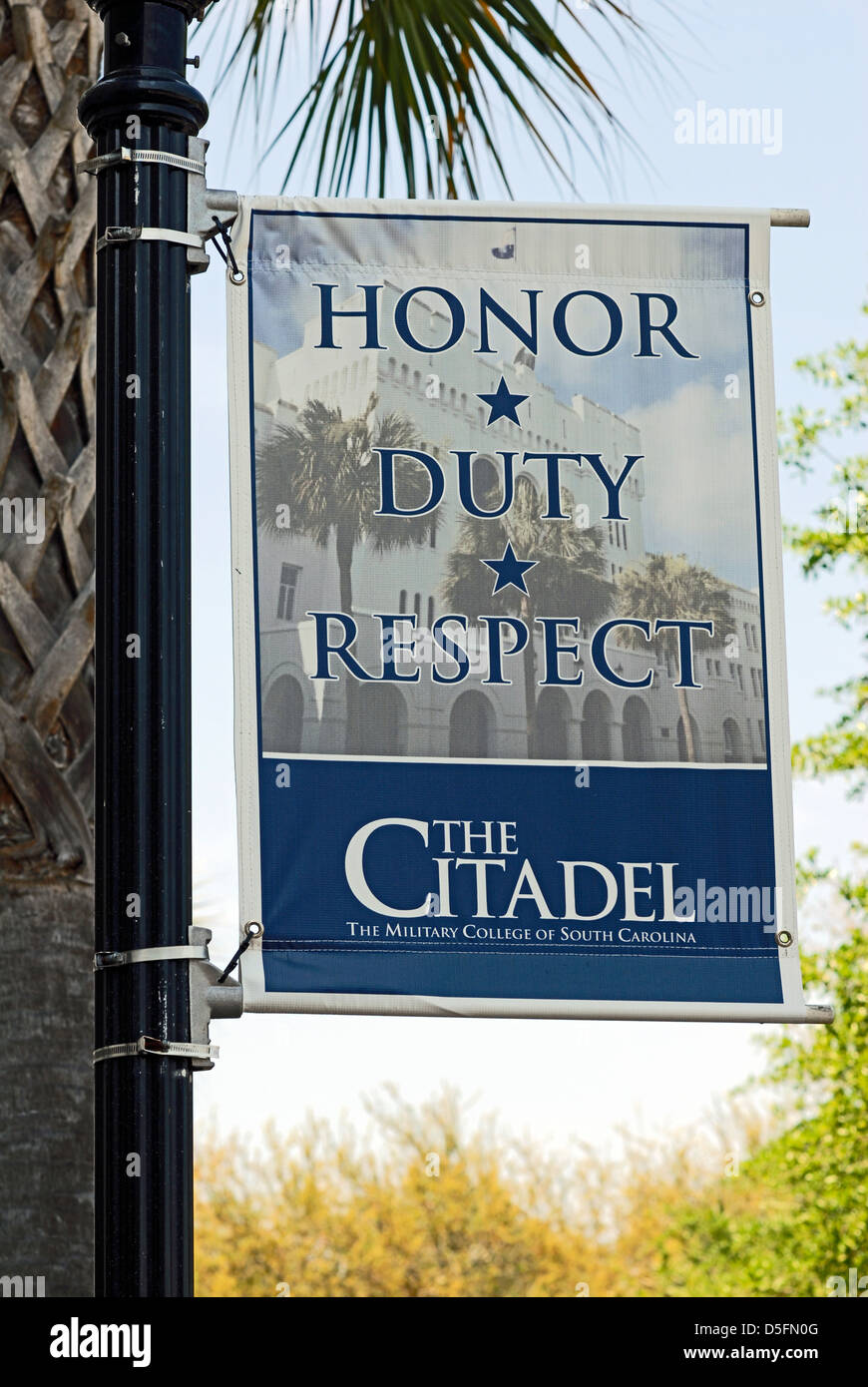 Ein Banner auf die Zitadelle Campus in Charleston, South Carolina, preist das Kollegium Tugenden der "Ehre", "Pflicht" und "Respekt". Stockfoto