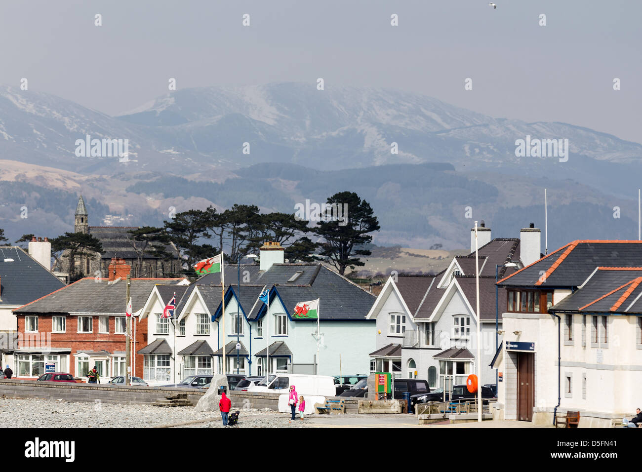 West-Wales, UK. 1. April 2013.  Trotz die herrliche Aussicht auf Meer, Küste und schneebedeckten Bergen gehalten bitterkalte Wind alle, aber die widerstandsfähigsten Wanderer von den Stränden und Küstenpfad Borth an der Küste Ceredigion während des Urlaubs Ostermontag. Bildnachweis: atgof.co/Alamy Live News Stockfoto