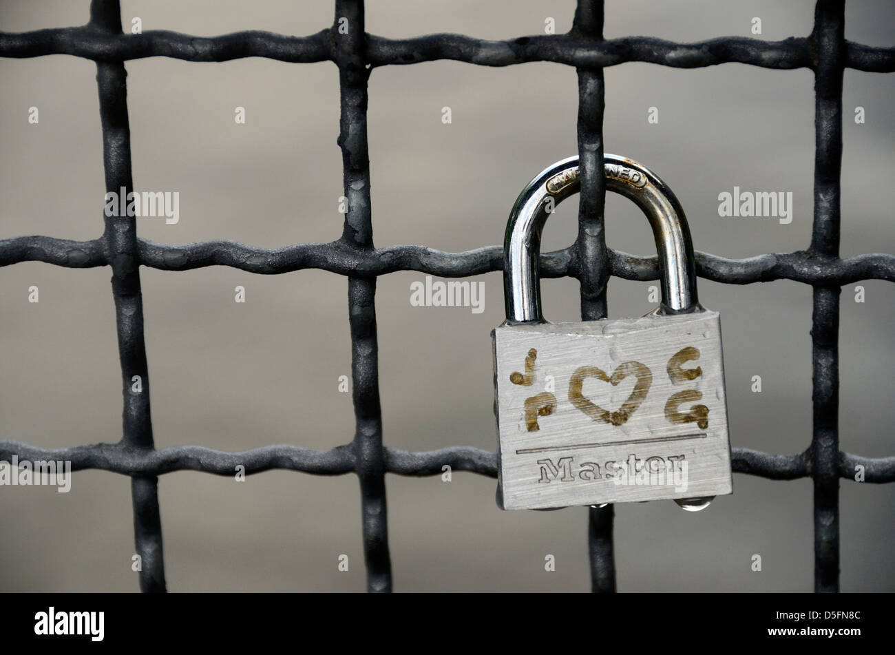 "Liebe Vorhängeschlösser" auf einer Brücke in Riva del Garda, Italien. Stockfoto