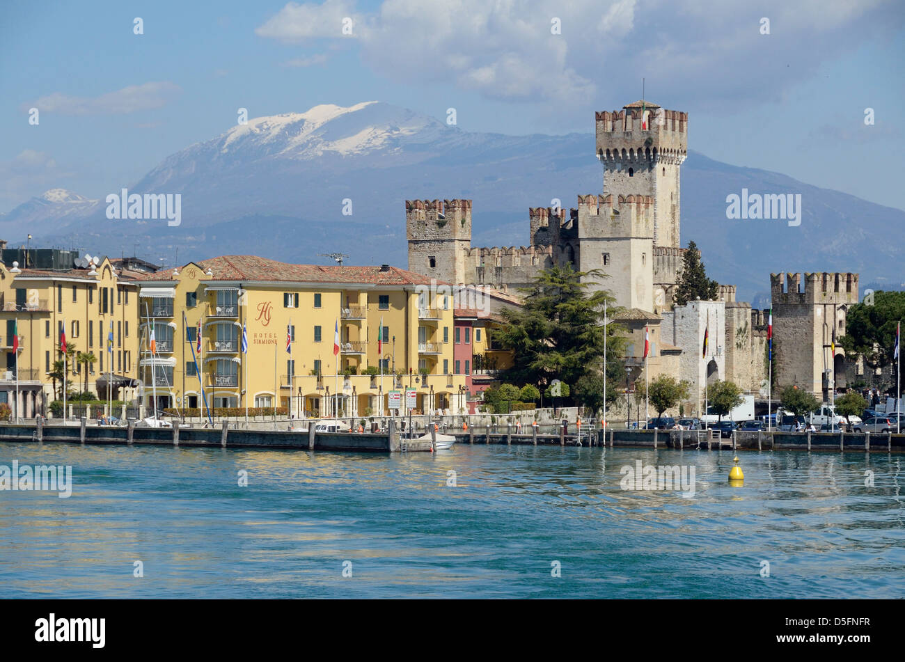 Die Stadt Sirmione am Ufer des Lago de Garda, Italien Stockfoto