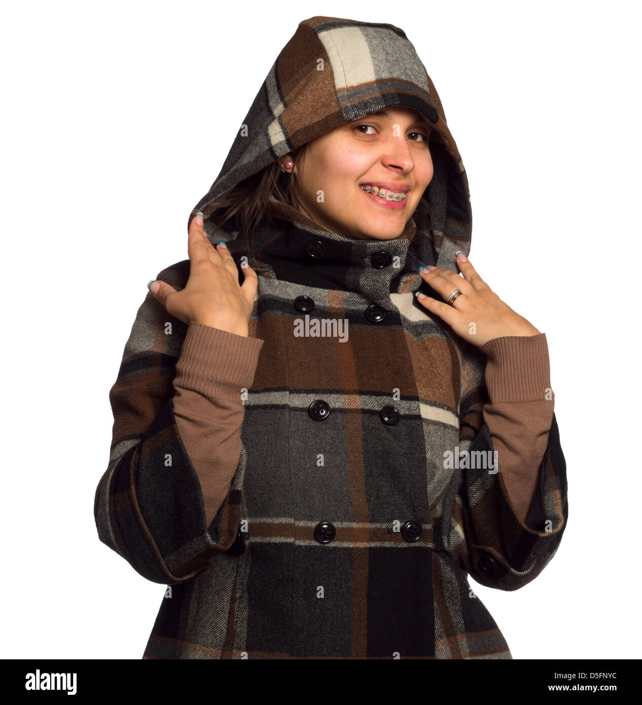 Porträt einer jungen Frau, die sich vor der Kälte zu schützen, durch das Tragen warmer Winterkleidung isoliert auf weißem Hintergrund Stockfoto