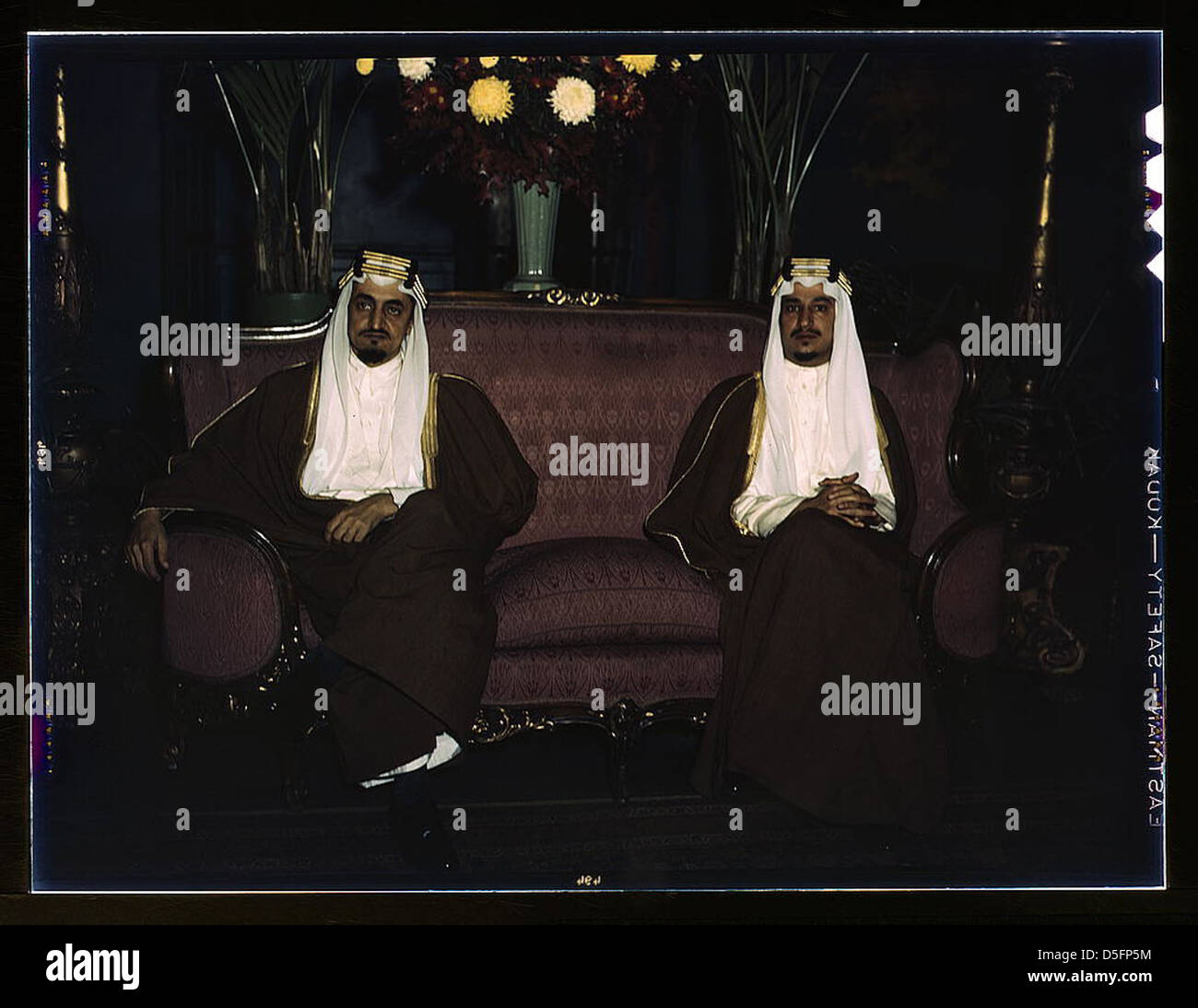 Amir Khalid und Amir Faisal, die Söhne von König Ibn Saud von Saudi-Arabien, werden während ihres Besuchs in den Vereinigten Staaten dargestellt. Sie waren Gäste der US-Regierung und studierten Bewässerungsprojekte in den 1940er Jahren als Teil ihrer diplomatischen Bemühungen. Stockfoto