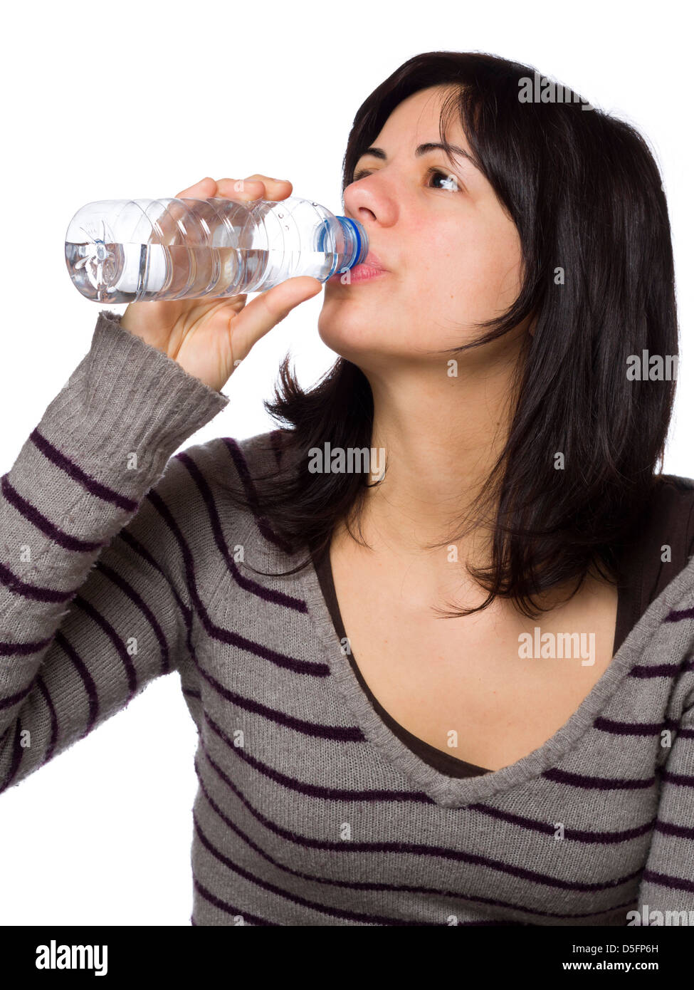 Junge Frau Trinkwasser aus Kunststoff-Flasche auf weißem Hintergrund Stockfoto