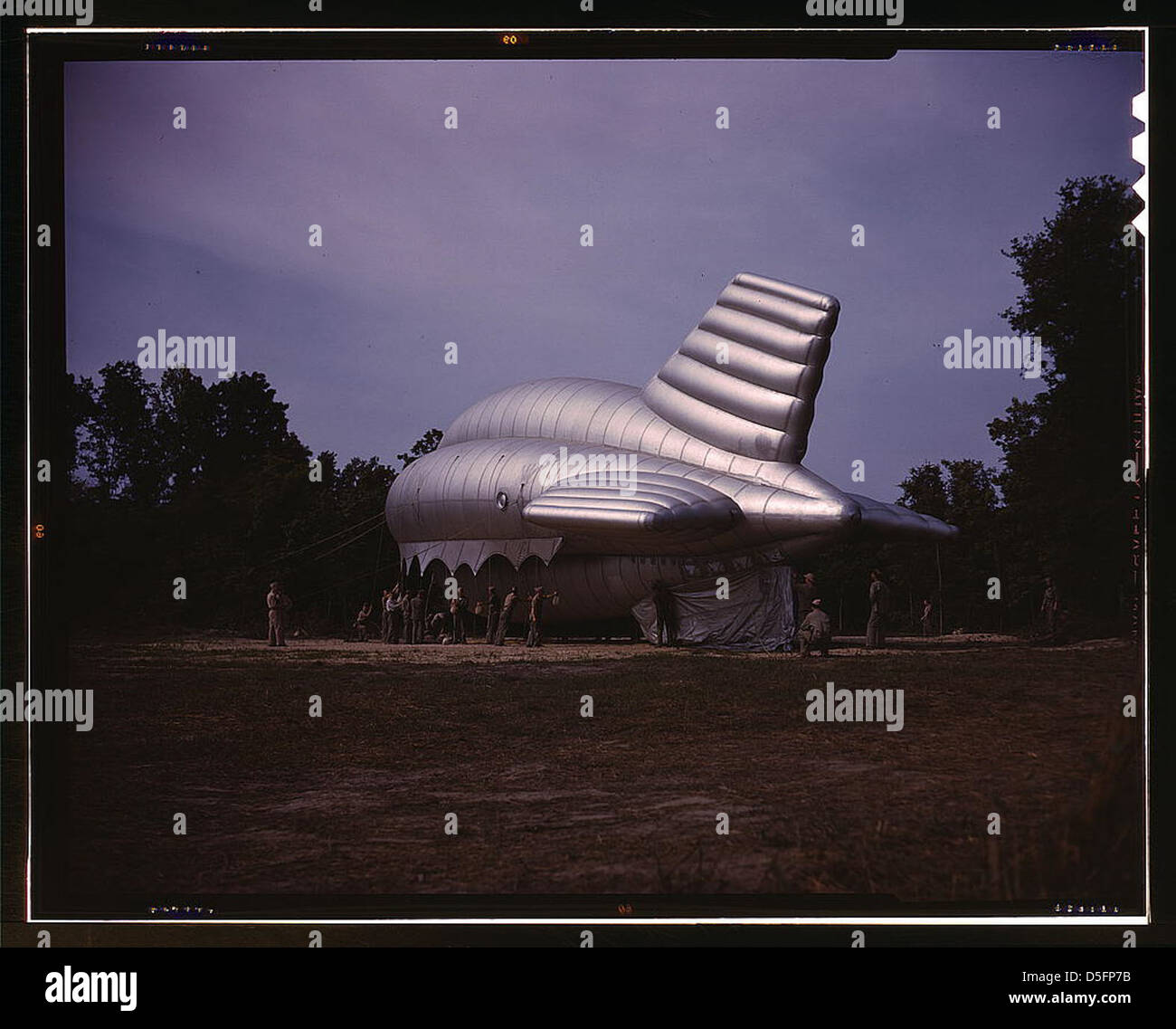 Dieses Foto aus dem Jahr 1942 zeigt einen Ballon im Flug auf Parris Island, South Carolina, Teil der militärischen Trainingsmaßnahmen während des Zweiten Weltkriegs Stockfoto