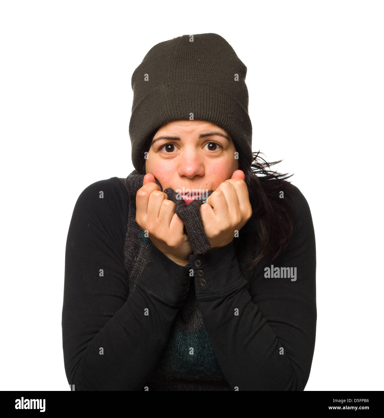 Porträt der jungen Frau, die sich vor der Kälte zu schützen, mit warme Kleidung isoliert auf weißem Hintergrund Stockfoto