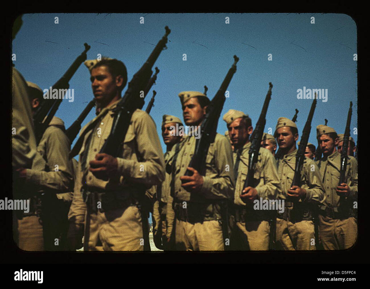 Die Marines absolvierten ihr Training 1903 auf Parris Island, South Carolina, mit einem Schwerpunkt auf der Verwendung des M1903 Springfield Gewehrs während Übungen und Zeremonien. Stockfoto