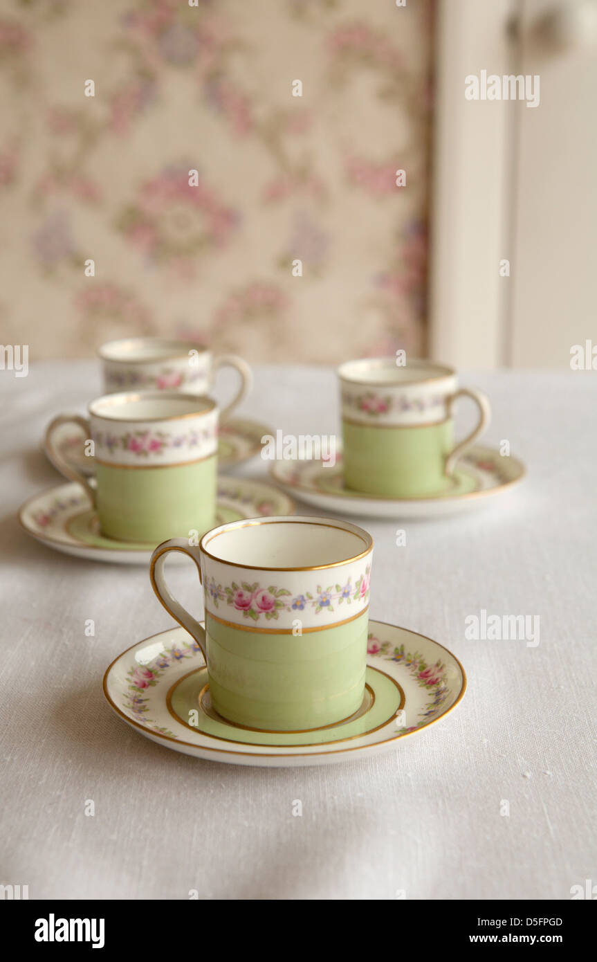 Vier Aynsley China Kaffee/Tee Tassen Schritt 1 von schrittweise Tee Tasse Kerzen set Stockfoto