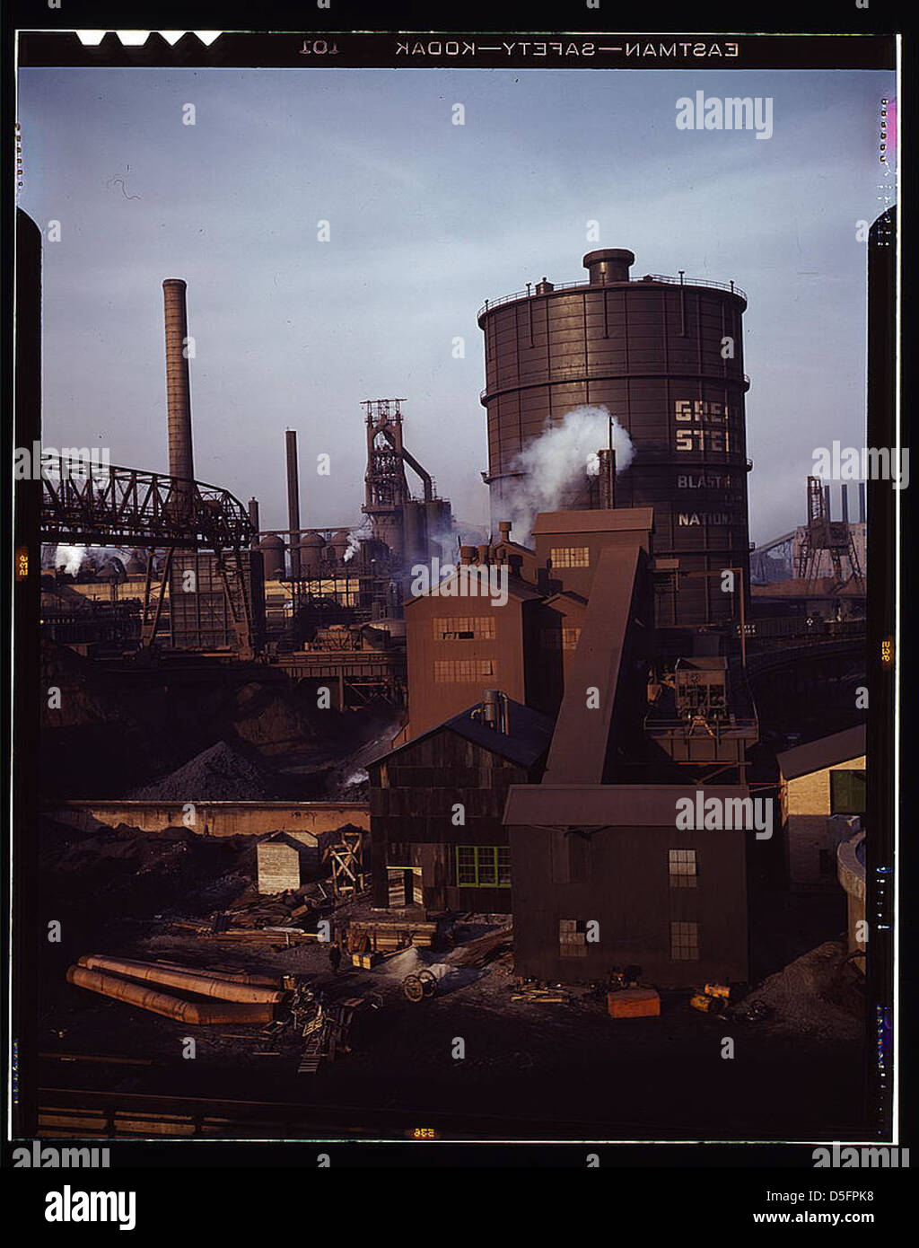 Hanna Öfen der Great Lakes Steel Corporation, Detroit, Michigan. Allgemeine Ansicht, die Tank, der Gas aus dem Koks-Ofen speichert. Quadratisches Gebäude und Erweiterung in Mittelgrund ist, wo Kohle zu einem Feeder-Band zugeführt und dann zu einem Lagerplatz übertragen wird Stockfoto