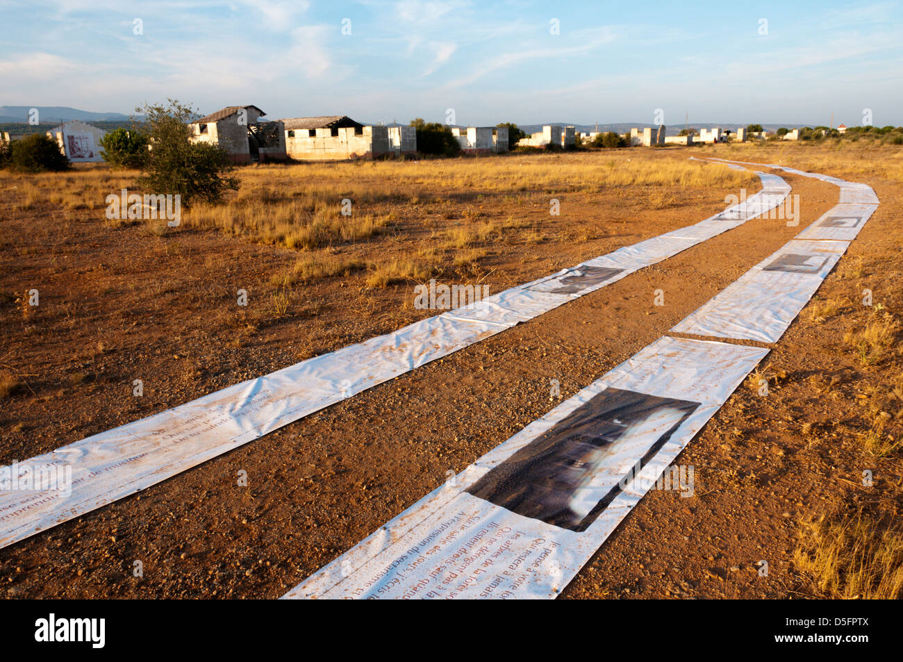 Eine Kunstinstallation im Camp de Rivesaltes zwischen Rivesaltes und Perpignan in Südfrankreich.  SIEHE BESCHREIBUNG FÜR DETAILS. Stockfoto Eine Kunstinstallation im Camp de Rivesaltes zwischen Rivesaltes und Perpignan in Südfrankreich.  SIEHE BESCHREIBUNG FÜR DETAILS. Stockfoto