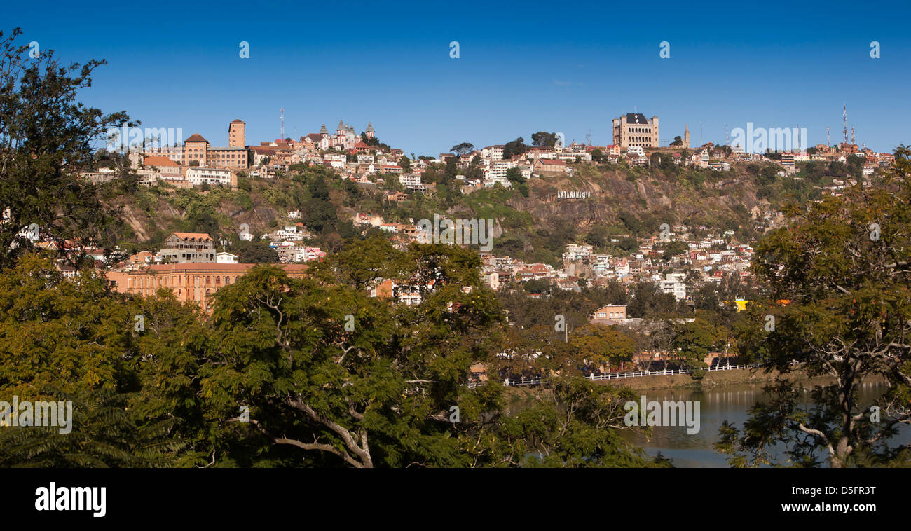Madagaskar, Antananarivo, Haute-Ville, Königspalast auf die Skyline der Stadt über dem See Anosy Stockfoto
