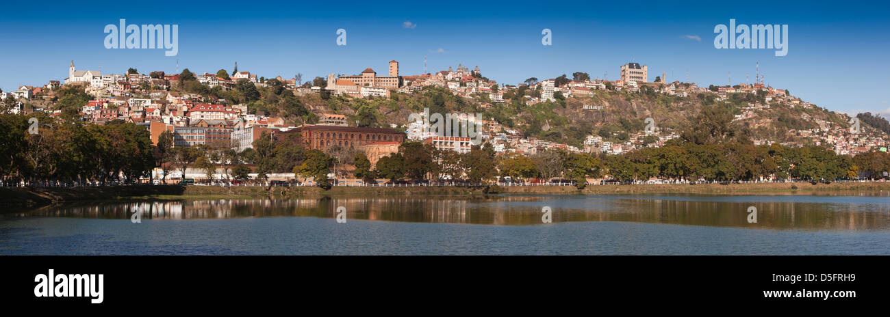 Madagaskar, Antananarivo, Haute-Ville, Roval Palast auf die Skyline der Stadt über dem See Anosy Stockfoto