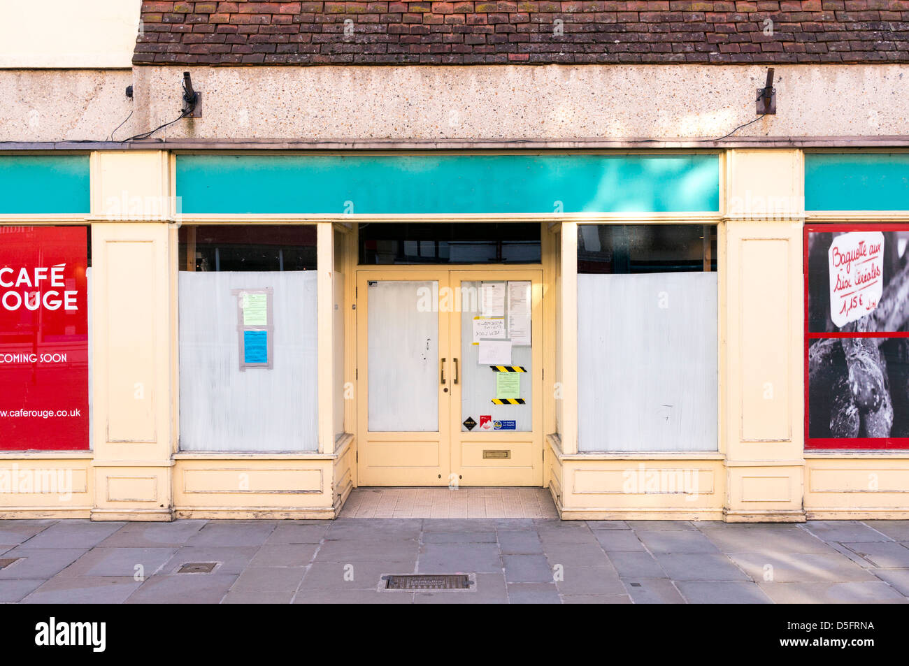 Leer Shop mit weißen gewaschen Fenster und Plakate und Hinweise an der Tür Stockfoto