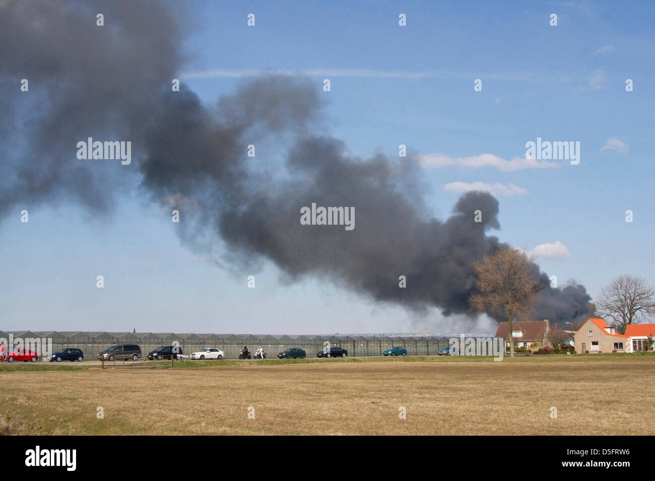 De Lier, Zuid-Holland, Niederlande. 1. April 2013. Menschen fliehen de Lier durch einen großen Brand tobt bei Auto Trader Van der Mark an der Burgerdijkseweg in De Lier, Zuid-Holland, Niederlande. Bildnachweis: Ester van Dam/Alamy Live News Stockfoto