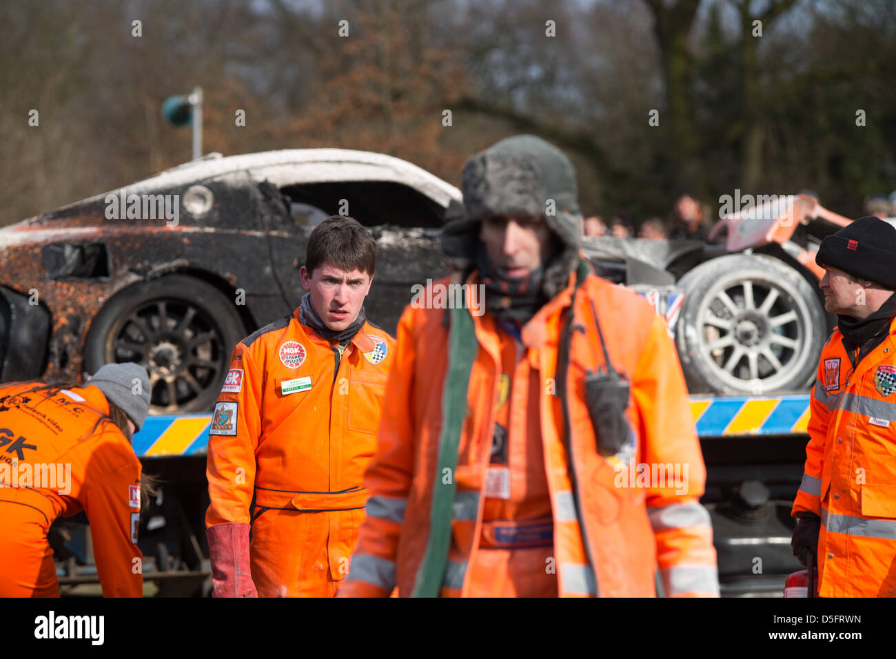 Oulton Park-Rennstrecke, Cheshire, UK. 1. April 2013. Track-Marshals Kampf um löschte das Feuer in der Ginetta G55 GT3-Auto von Tom Sharp, die nahe dem Ende des zweiten Rennens Avon Reifen British GT auf Montag, 1. April 2013 in Oulton Park-Rennstrecke, Cheshire, Vereinigtes Königreich Feuer gefangen. Bildnachweis: James Farley/Alamy Live-Nachrichten Stockfoto