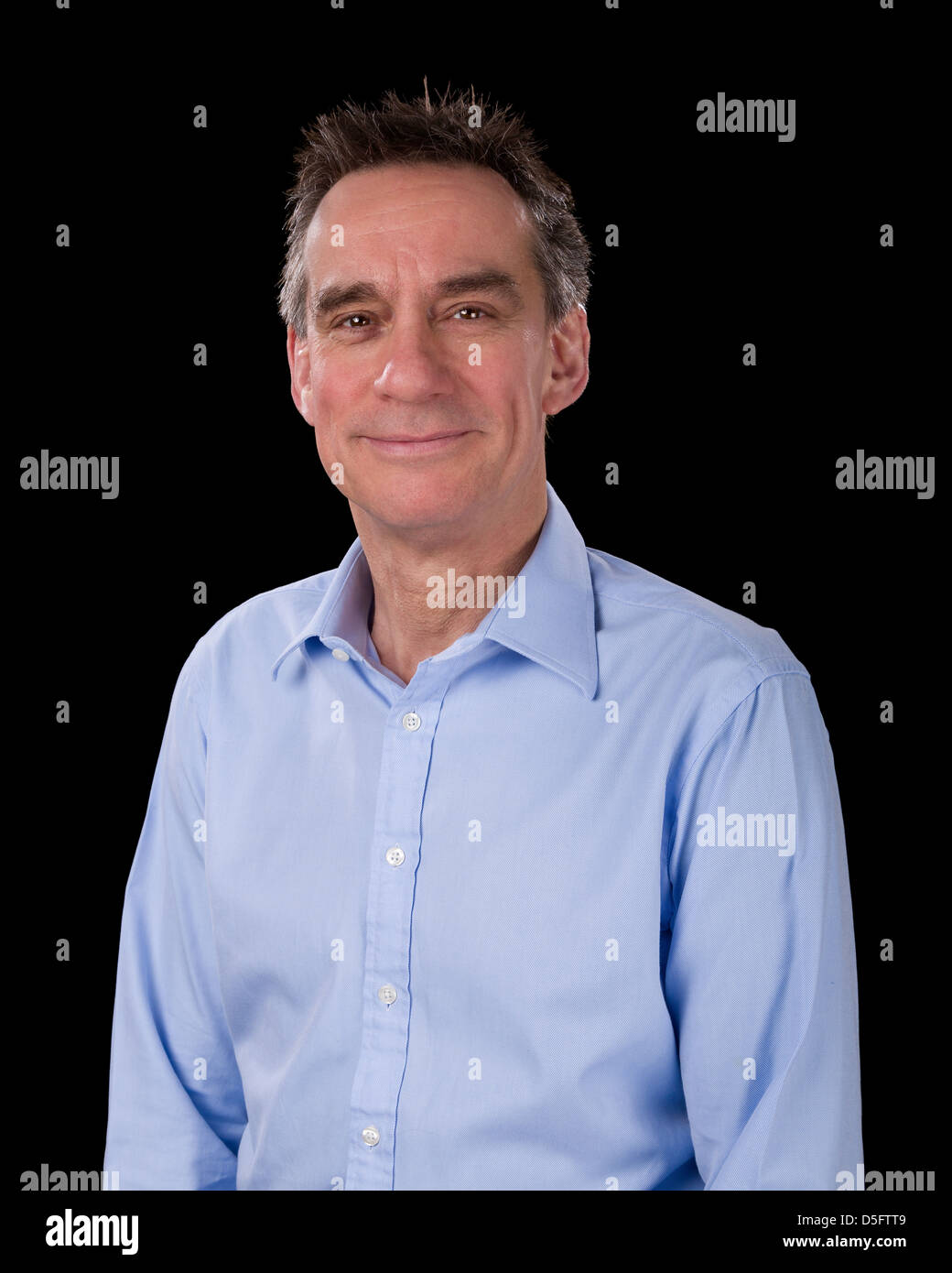 Porträt der schönen lächelnden Mittelalter Geschäftsmann im blauen Hemd schwarzen Hintergrund Stockfoto